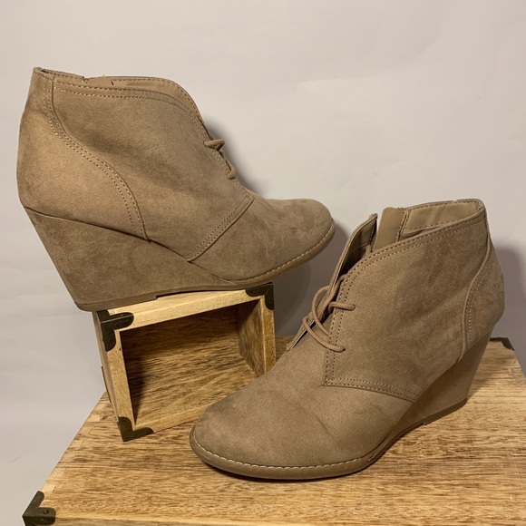 Universal Thread Bessie Taupe Bootie - Picture 2 of 11